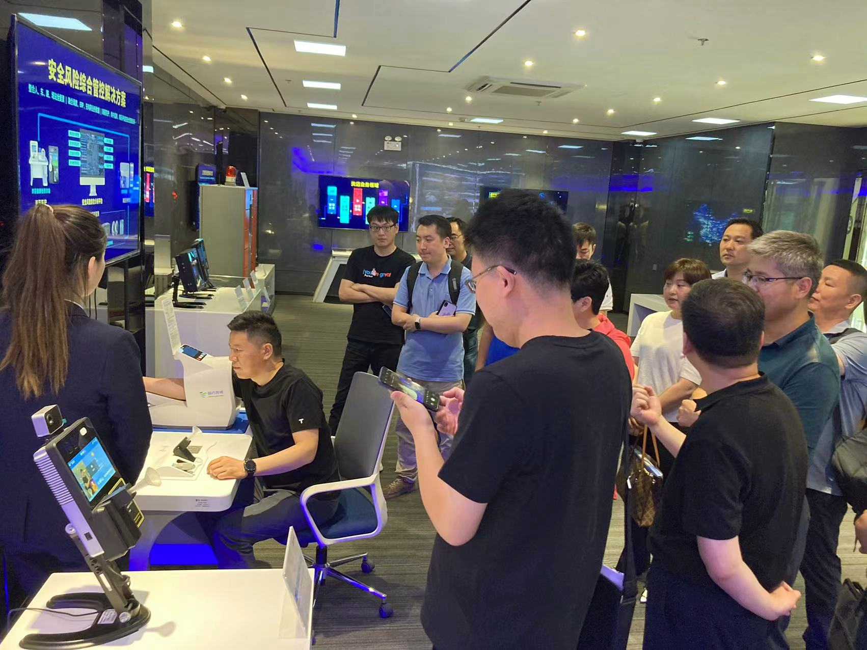 “走进凯发k8国际--探讨新形势下的交通物联网融合共生”主题沙龙活动成功举办